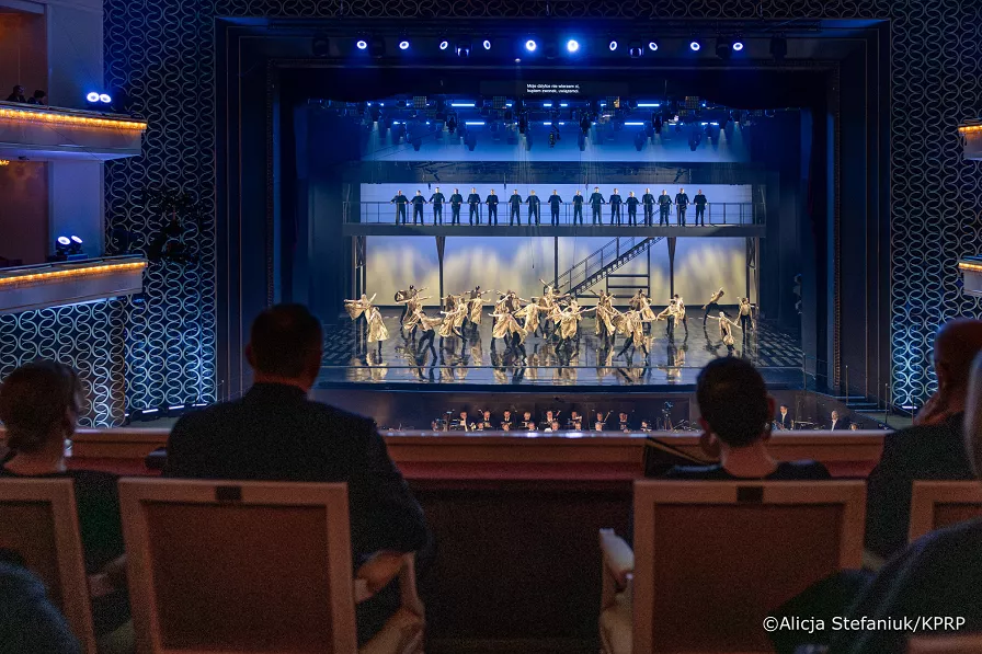 007_A_Para_Prezydencka_udzial_w_200-leciu_polozenia_kamienia_wegielnego_pod_budowe_Teatru_Wielkiego_w_Warszawie__oraz_60-lecia_ponownego_otwarcia_gmachu_po_odbudowie_ze_zniszczen_wojennych_29-11-2025_7C6A4906_.webp
